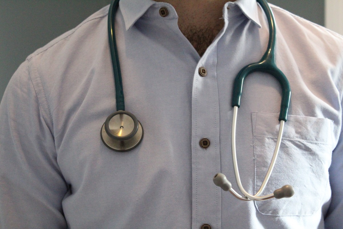 physiothérapeute avec stéthoscope