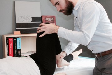 Séance de traitement en physiothérapie pour le genou d'une patiente