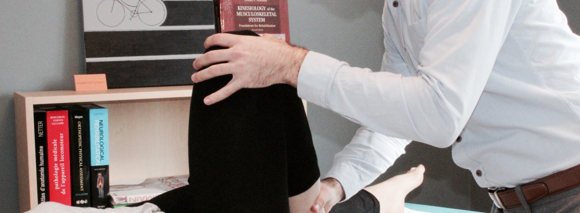 Séance de traitement en physiothérapie pour le genou d'une patiente