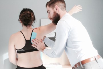 application d'un taping proprioceptif en physiothérapie