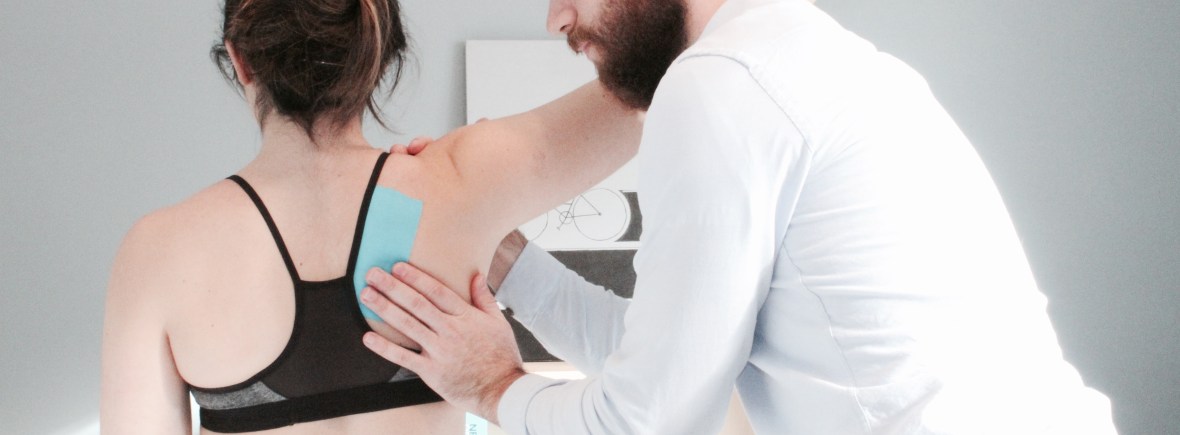 application d'un taping proprioceptif en physiothérapie